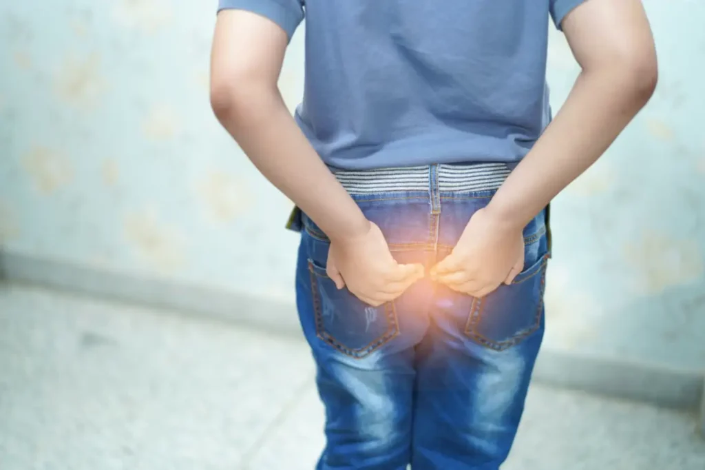 Uomo prova fasitidio e disagio a causa del prurito anale
